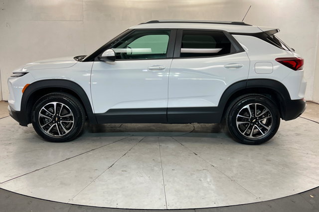 Used 2025 Chevrolet TrailBlazer LT AWD/4WD image 2