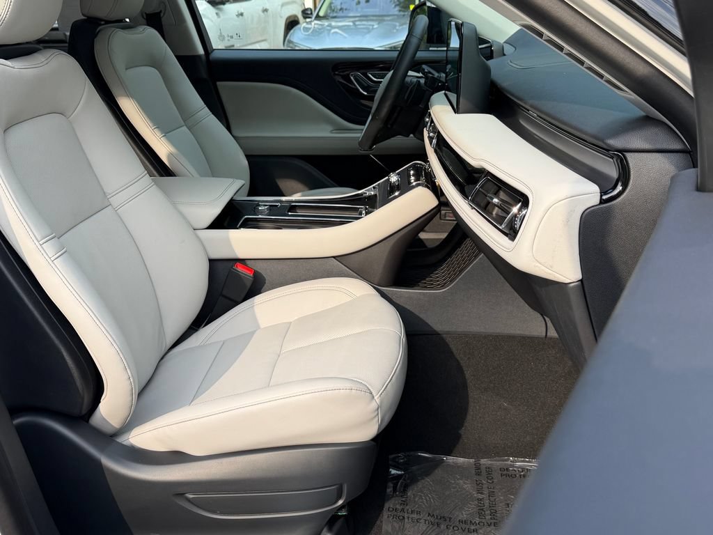 New 2026 Lincoln Aviator AWD w/ Jet Appearance Package image 16