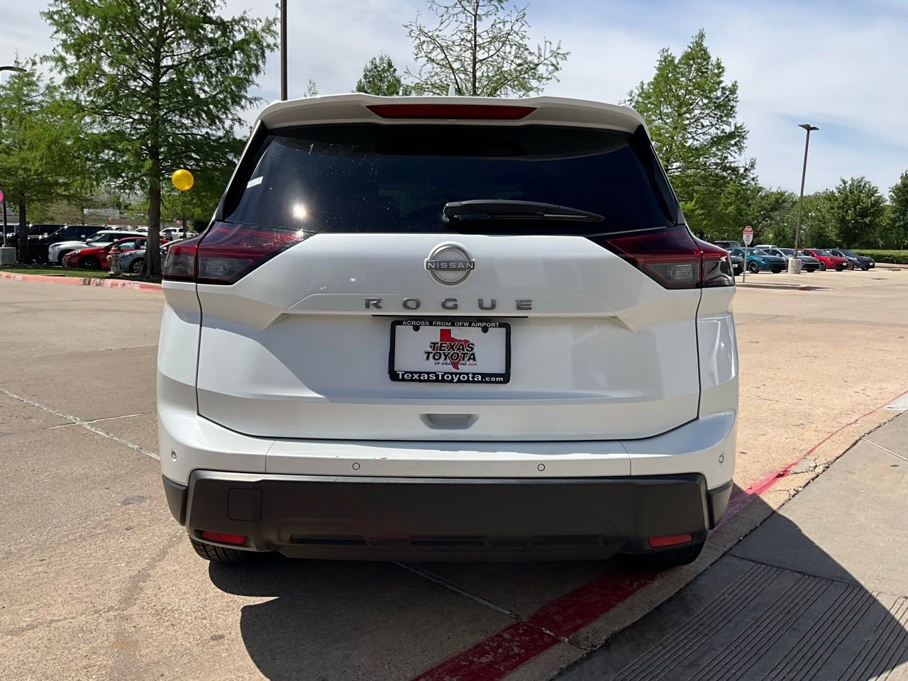 Used 2025 Nissan Rogue SV image 7