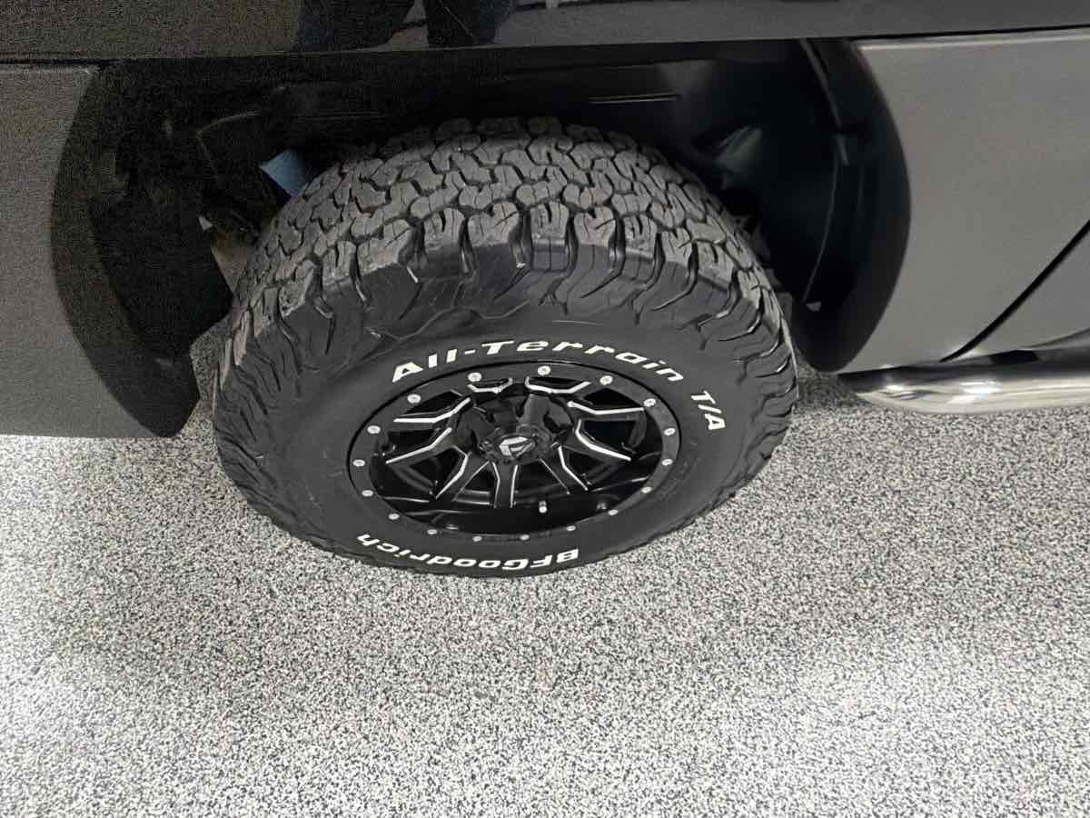 Used 2005 Chevrolet Avalanche Z71 w/ Sun And Sound Package image 40