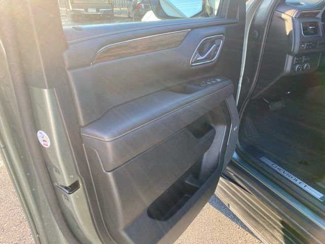 Used 2023 Chevrolet Suburban Premier image 10