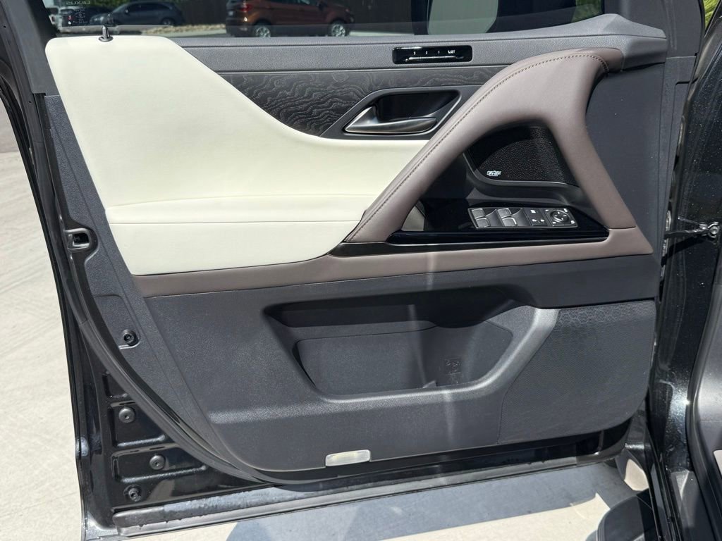 Used 2024 Lexus LX 600 4WD w/ Luxury Package image 16