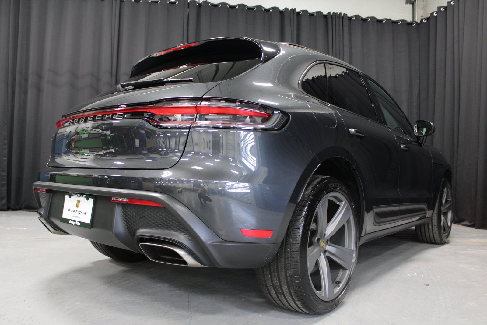 Certified 2025 Porsche Macan AWD/4WD image 3