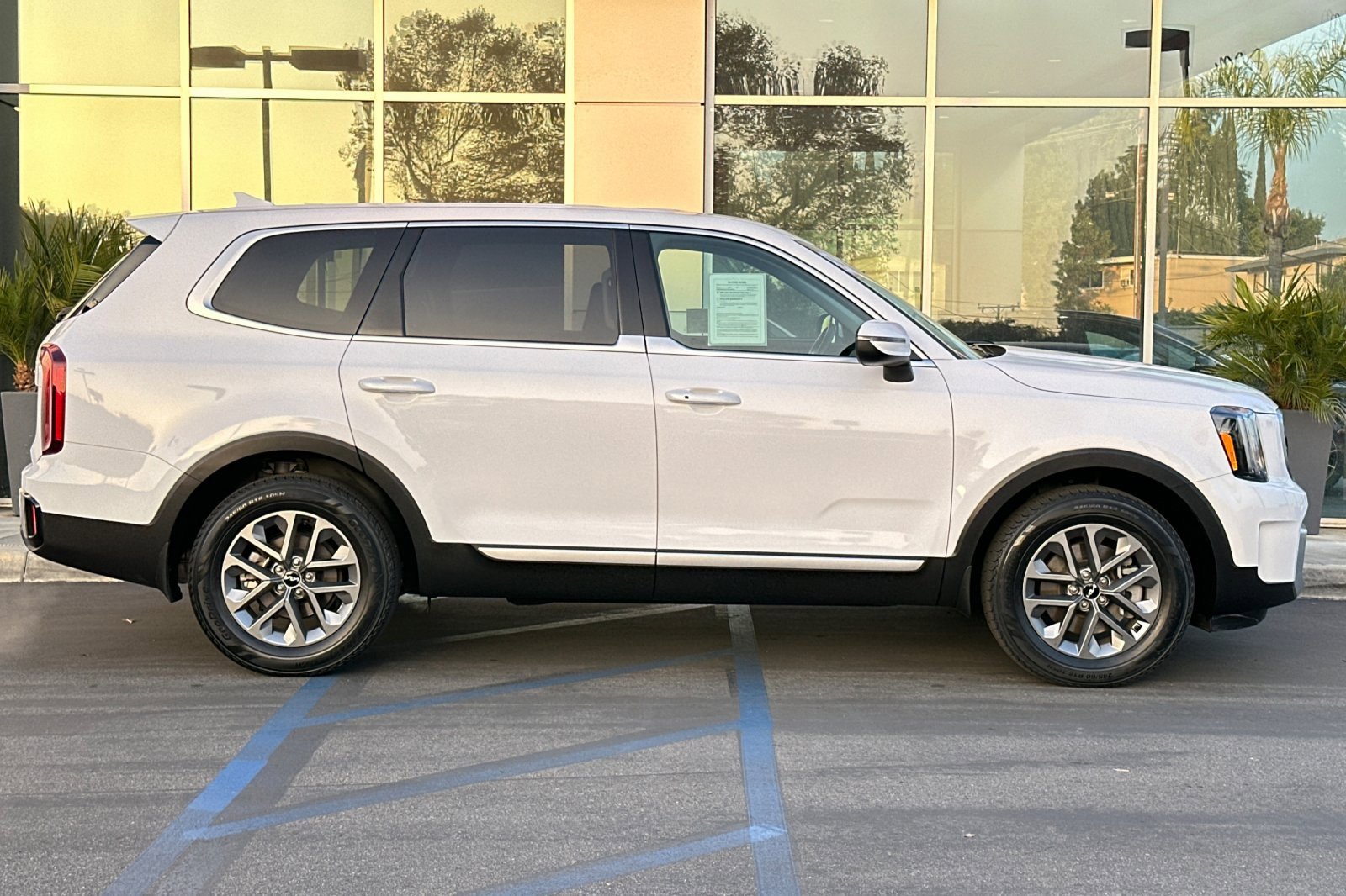 Used 2024 Kia Telluride LX image 4