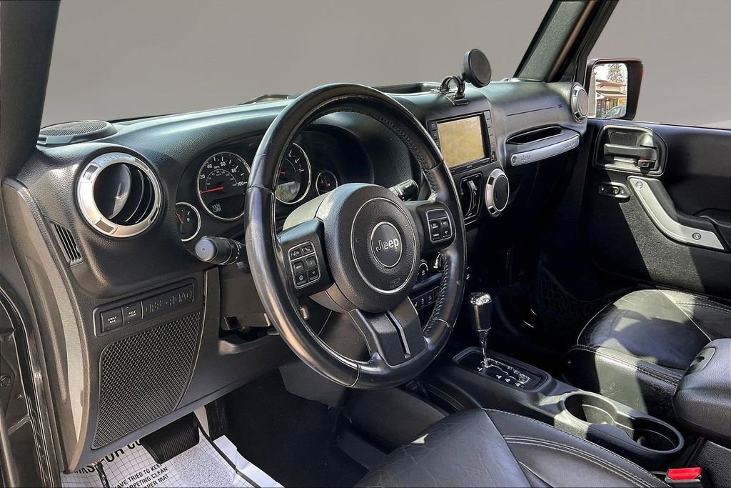 Used 2015 Jeep Wrangler Unlimited Rubicon w/ Connectivity Group AWD/4WD image 15