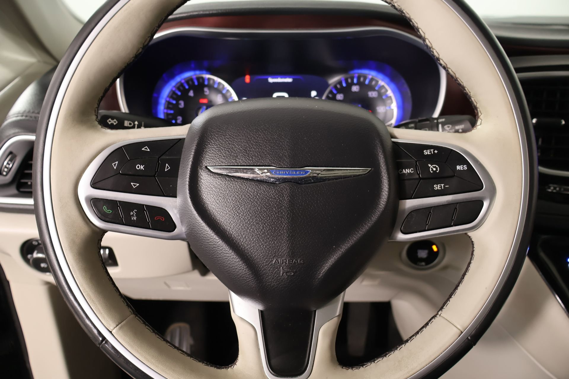 Used 2017 Chrysler Pacifica Limited w/ Tire & Wheel Group image 3