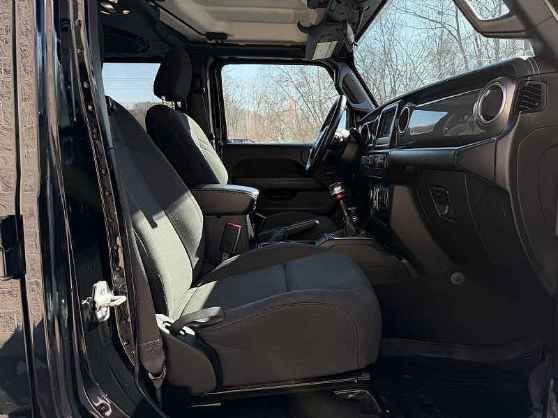 Used 2019 Jeep Wrangler Unlimited Sahara w/ LED Lighting Group AWD/4WD image 11