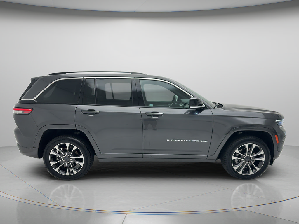 Used 2023 Jeep Grand Cherokee Overland AWD/4WD image 4