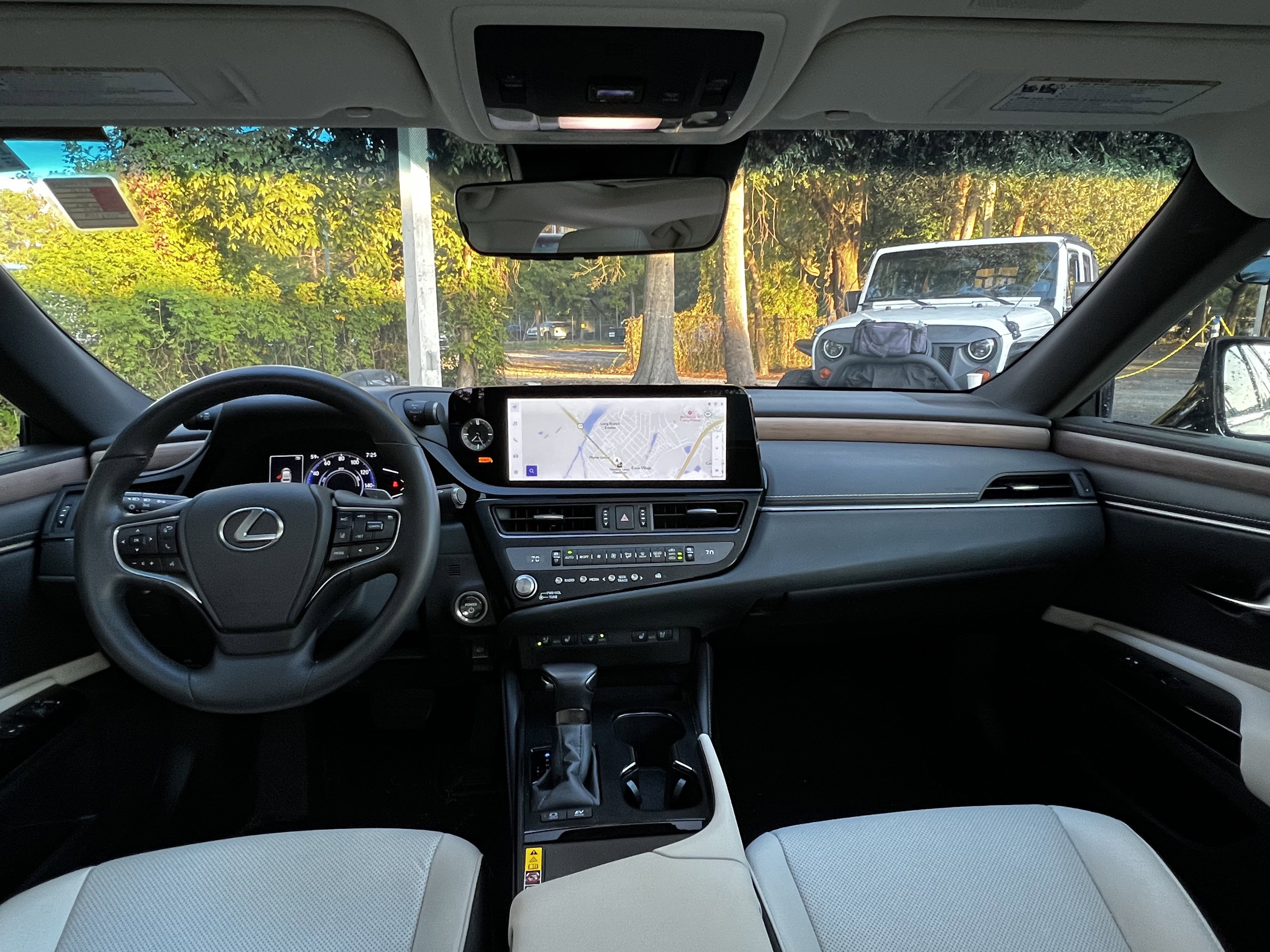 Certified 2025 Lexus ES 300h w/ Premium Package image 35