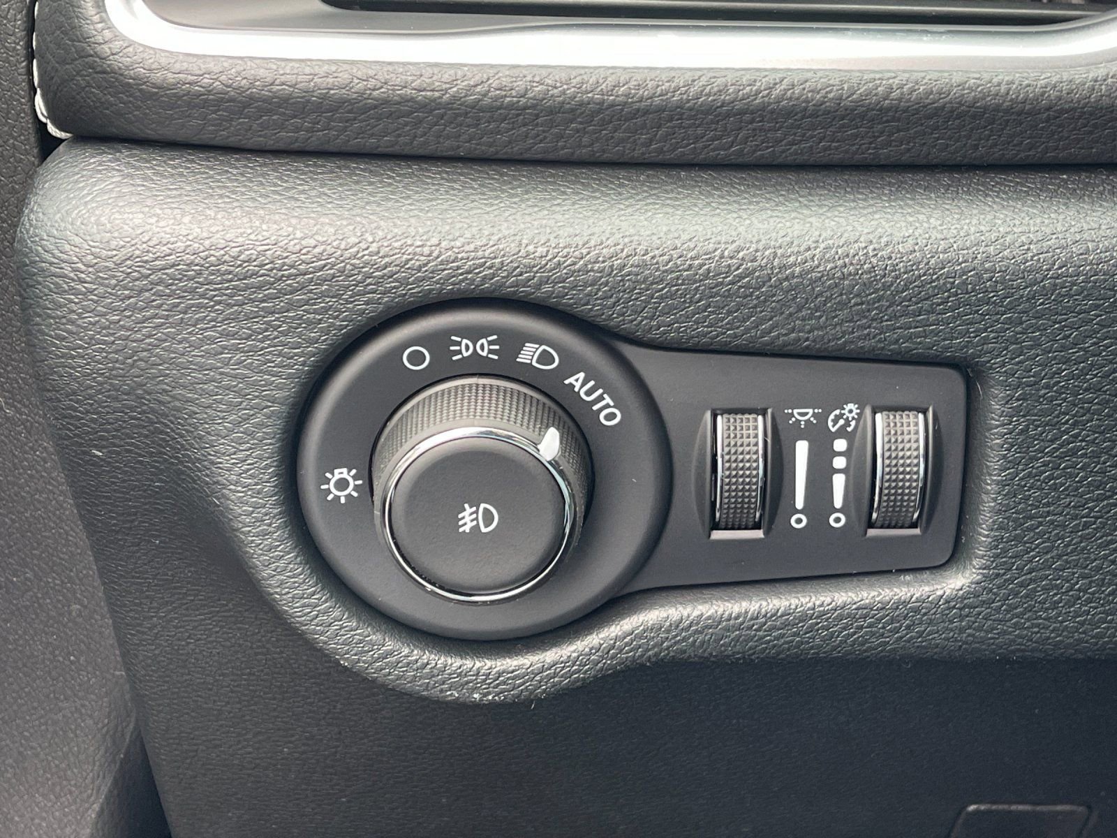 New 2026 Chrysler Pacifica Limited w/ Uconnect Theater Family Group image 33