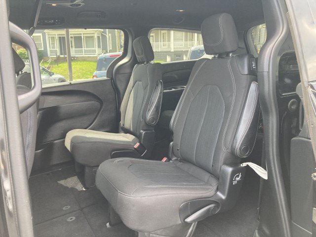 Used 2020 Chrysler Pacifica Touring w/ Advanced Safetytec Group FWD image 19