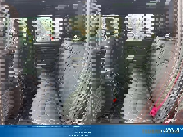 Used 2024 Land Rover Defender 110 SE image 12