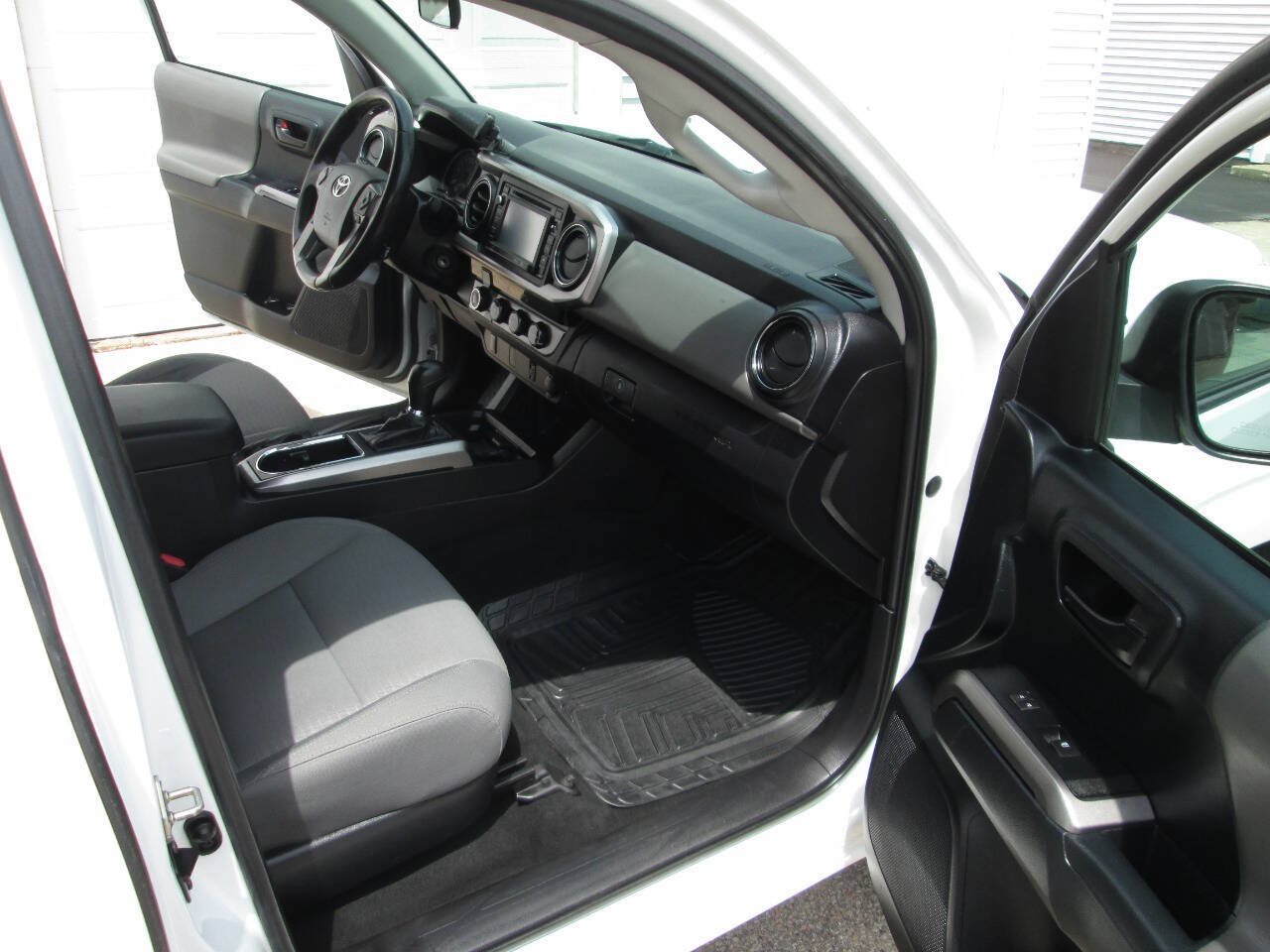 Used 2016 Toyota Tacoma SR5 AWD/4WD image 20