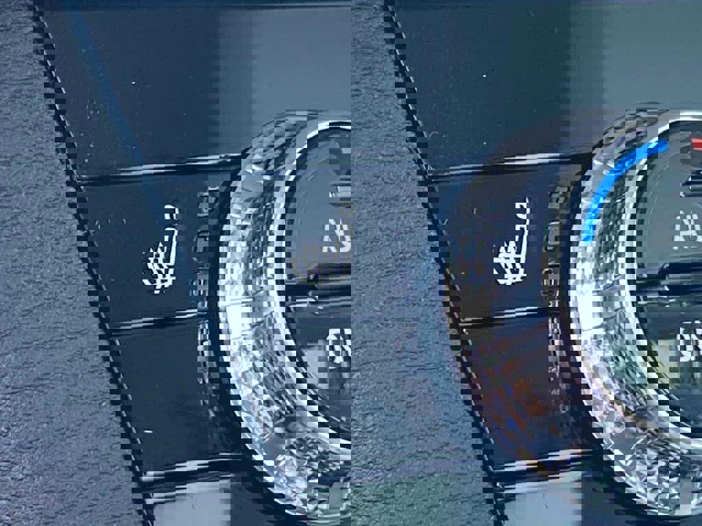 New 2025 Mitsubishi Outlander SE image 11