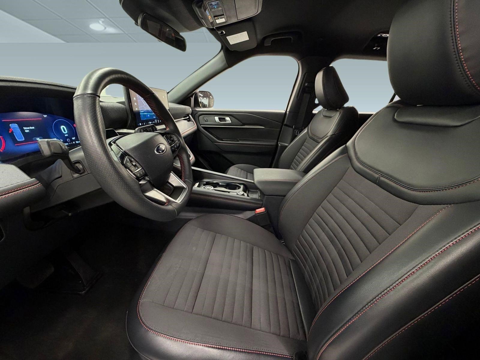 Used 2025 Ford Explorer ST-Line w/ ST-Line Street Pack image 4