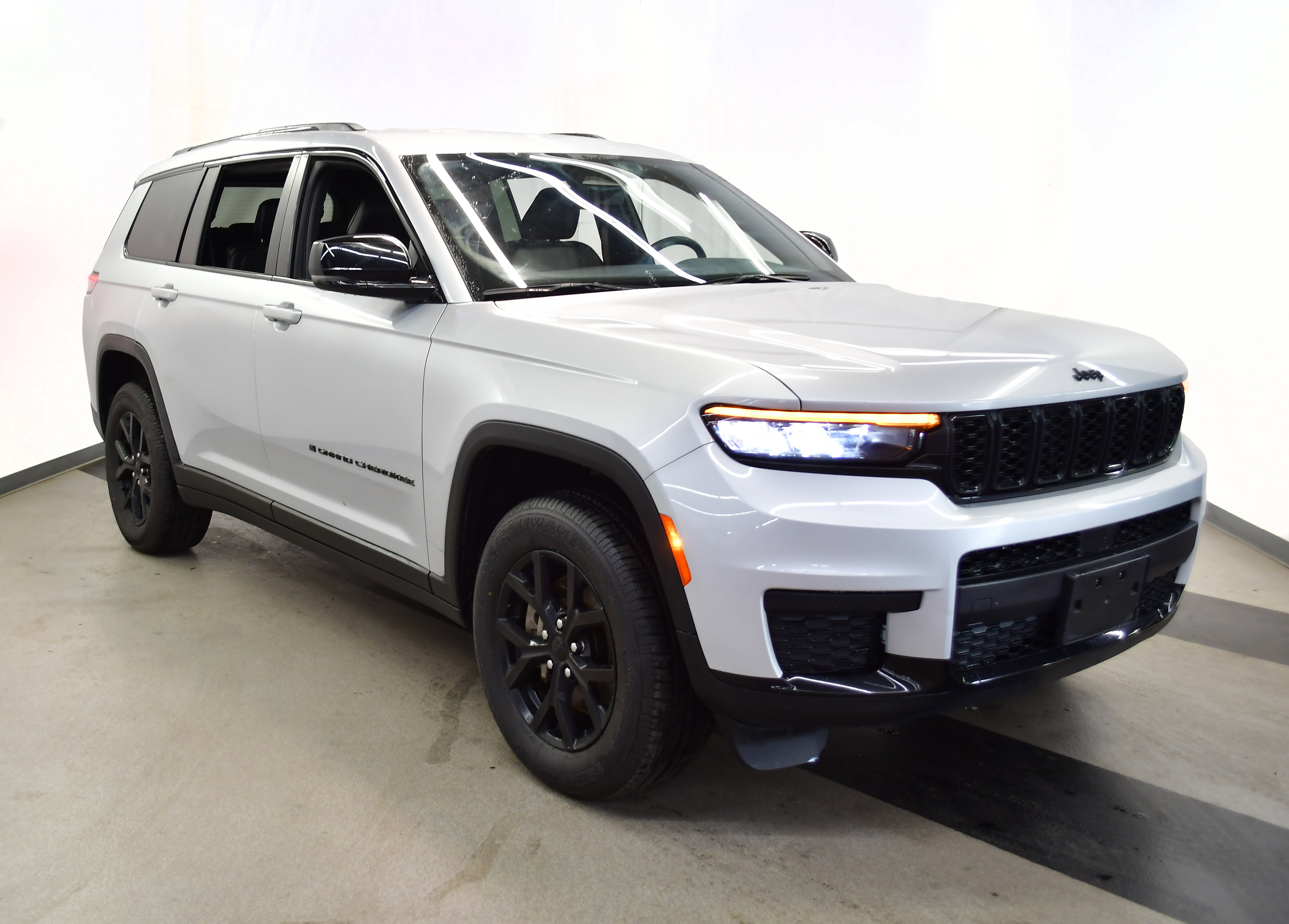 Used 2024 Jeep Grand Cherokee L Laredo AWD/4WD image 2
