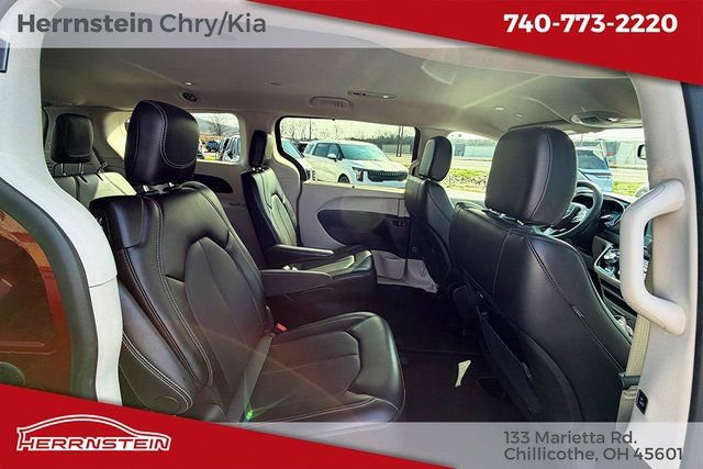 Used 2024 Chrysler Pacifica Touring-L image 25