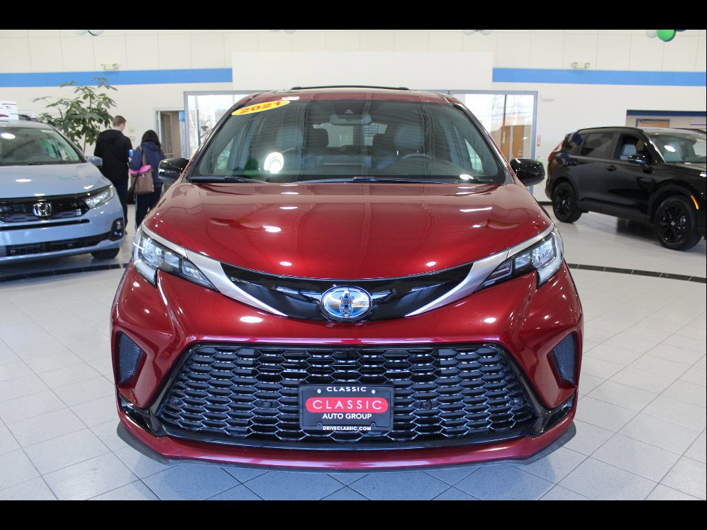 Used 2021 Toyota Sienna XSE w/ XSE Plus Package FWD image 2