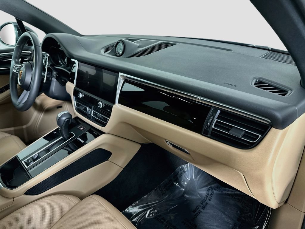 Certified 2026 Porsche Macan AWD/4WD image 31
