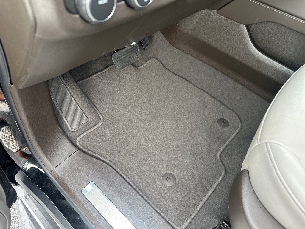 Used 2024 Chevrolet Suburban LT w/ Luxury Package image 17