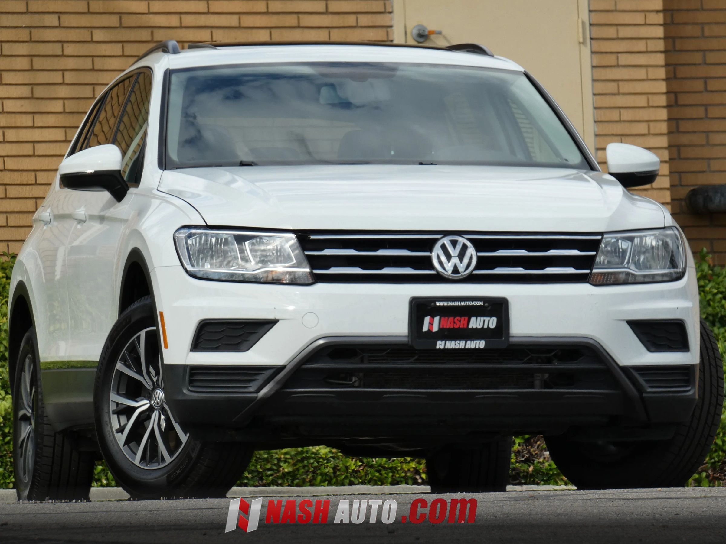 Used 2020 Volkswagen Tiguan SE w/ Panoramic Sunroof Package FWD image 1