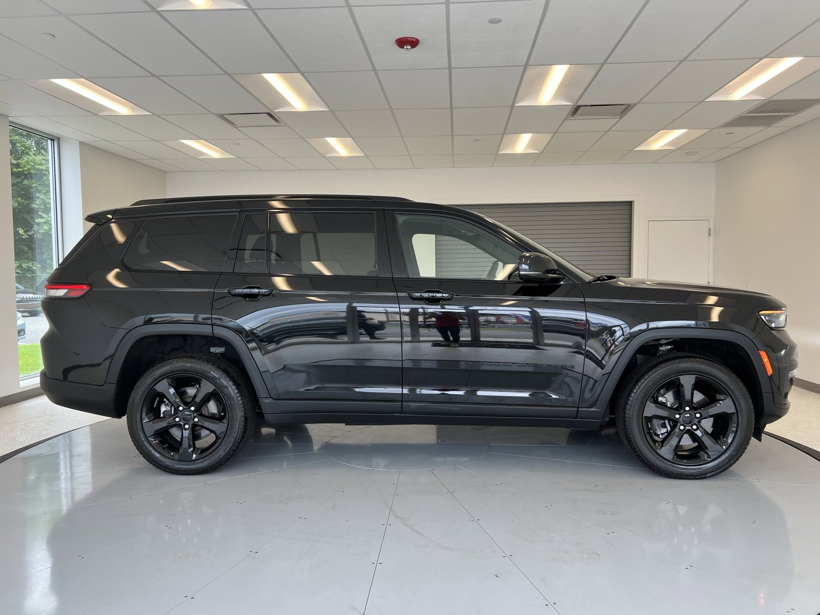 Used 2024 Jeep Grand Cherokee L Limited w/ Black Appearance Package image 71