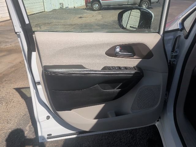 Used 2023 Chrysler Voyager LX image 15