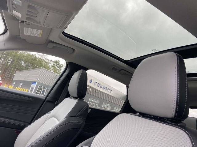 New 2025 Ford Escape SE w/ PHEV Premium Package FWD image 12