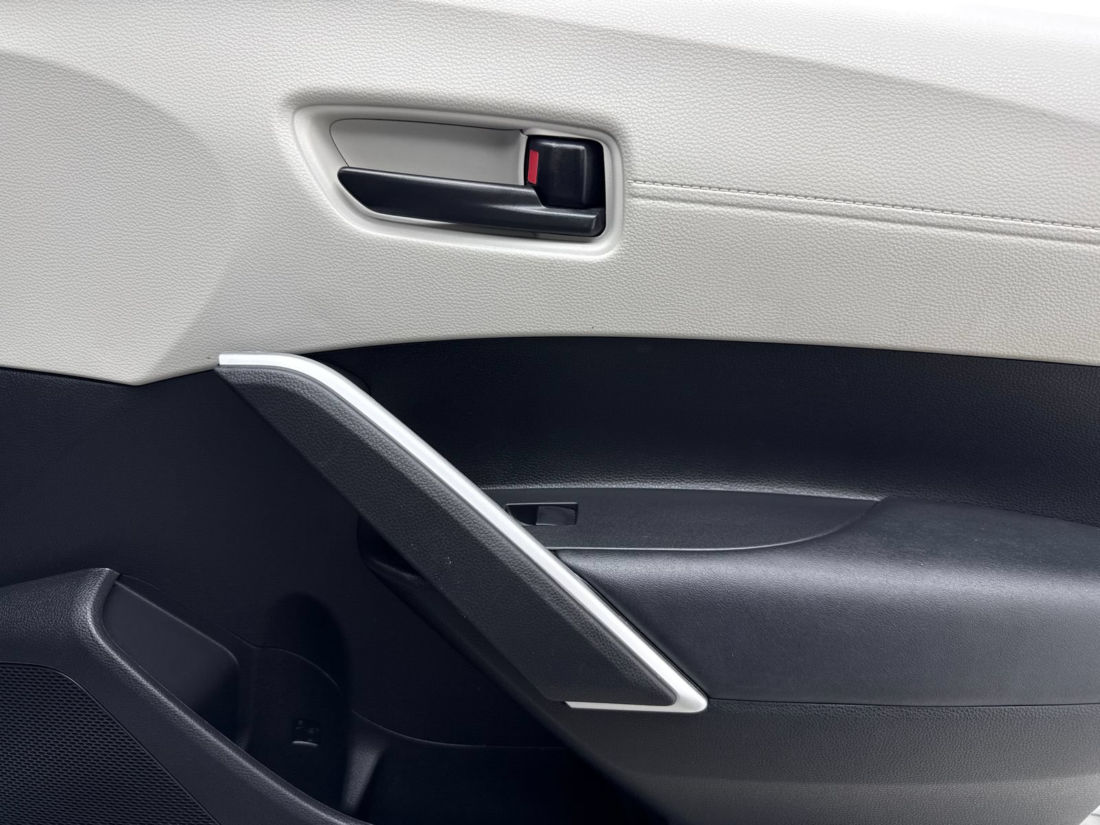 Used 2024 Toyota Corolla Cross L FWD image 43