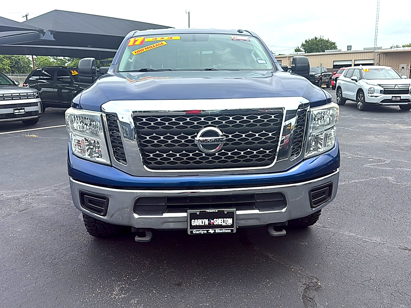 Used 2017 Nissan Titan SV w/ Heavy Duty GAWR Package AWD/4WD image 3