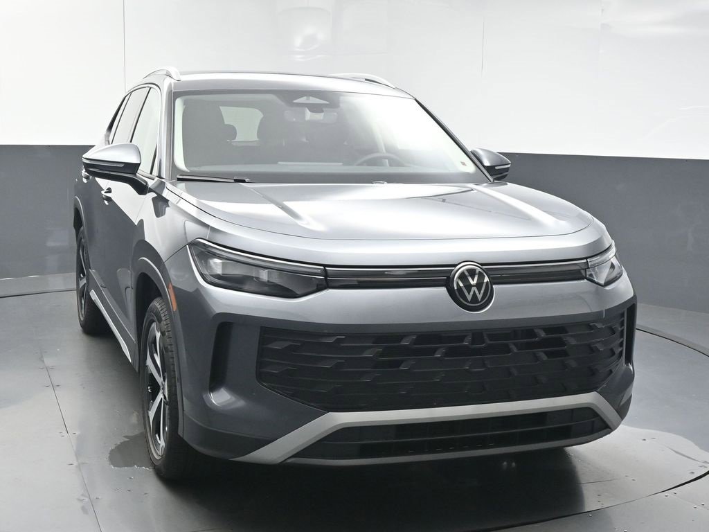 New 2025 Volkswagen Tiguan SE image 2