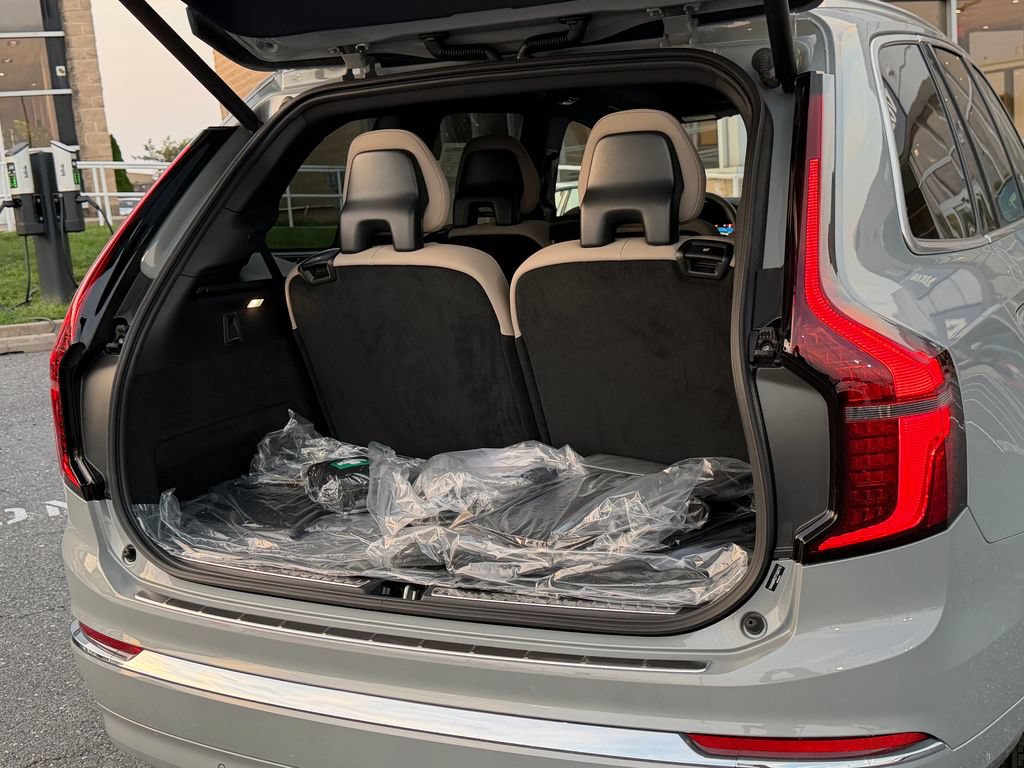 New 2026 Volvo XC90 T8 Plus w/ Protection Package Premier AWD/4WD image 13