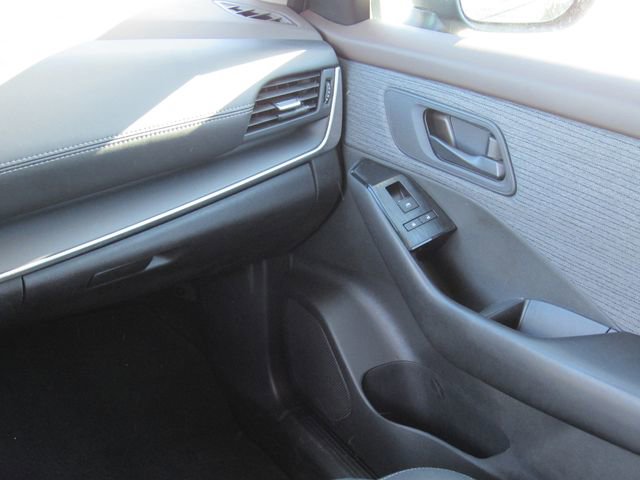 Used 2023 Nissan Rogue S image 17