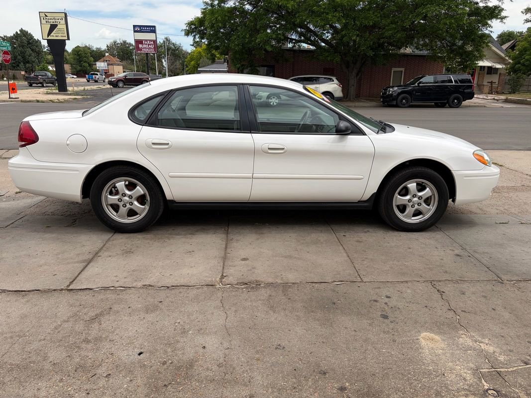 Used 2005 Ford Taurus SE FWD image 2