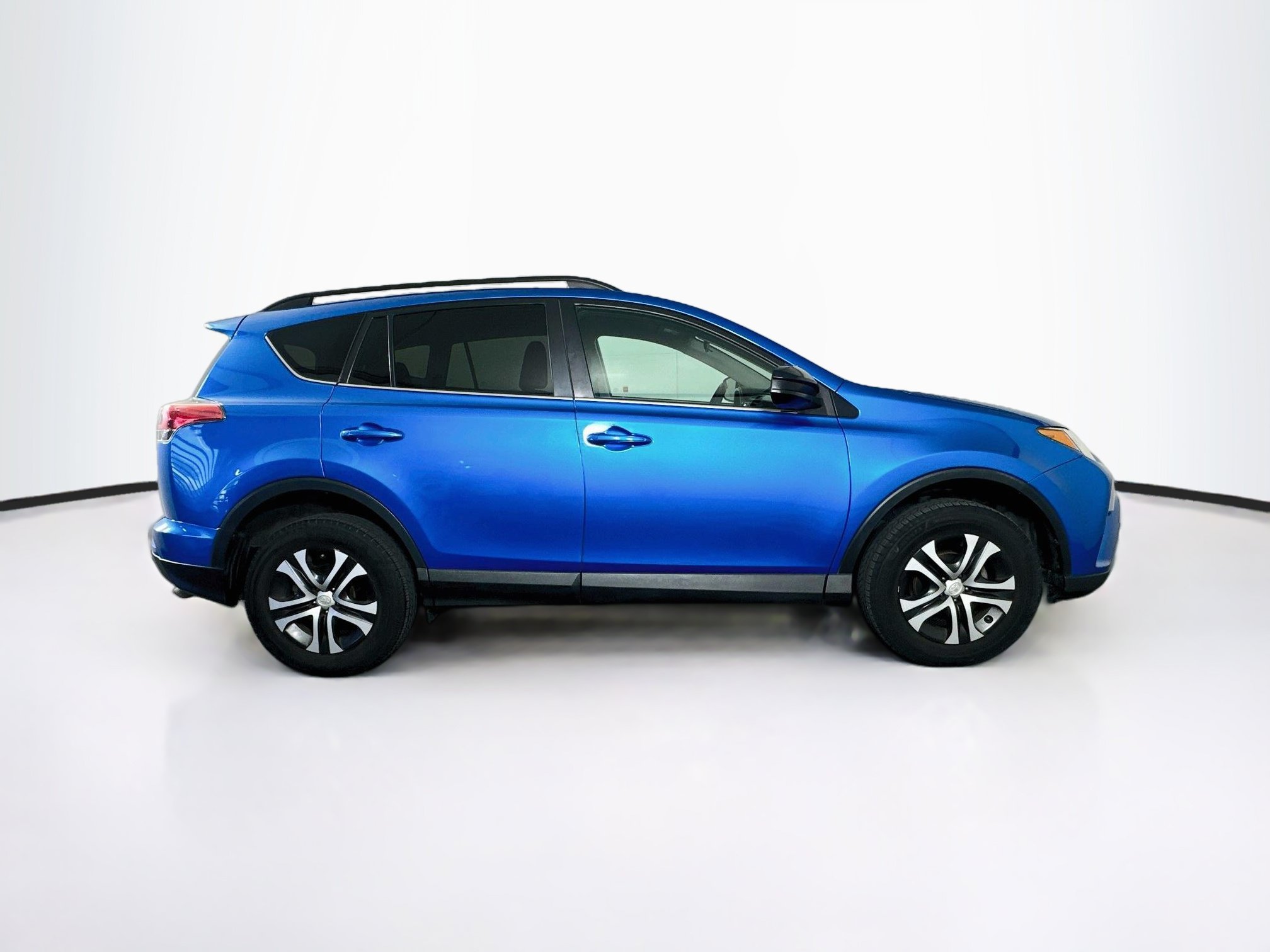 Used 2018 Toyota RAV4 LE w/ Carpet Mat Package FWD image 10