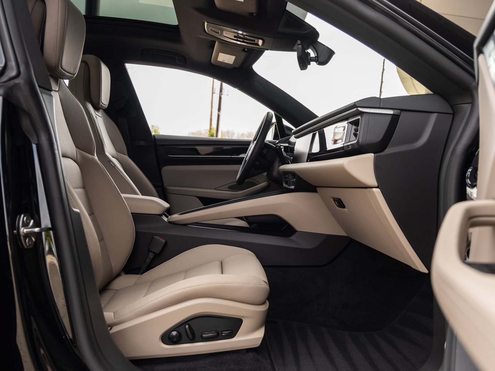 Certified 2025 Porsche Macan Electric RWD image 39