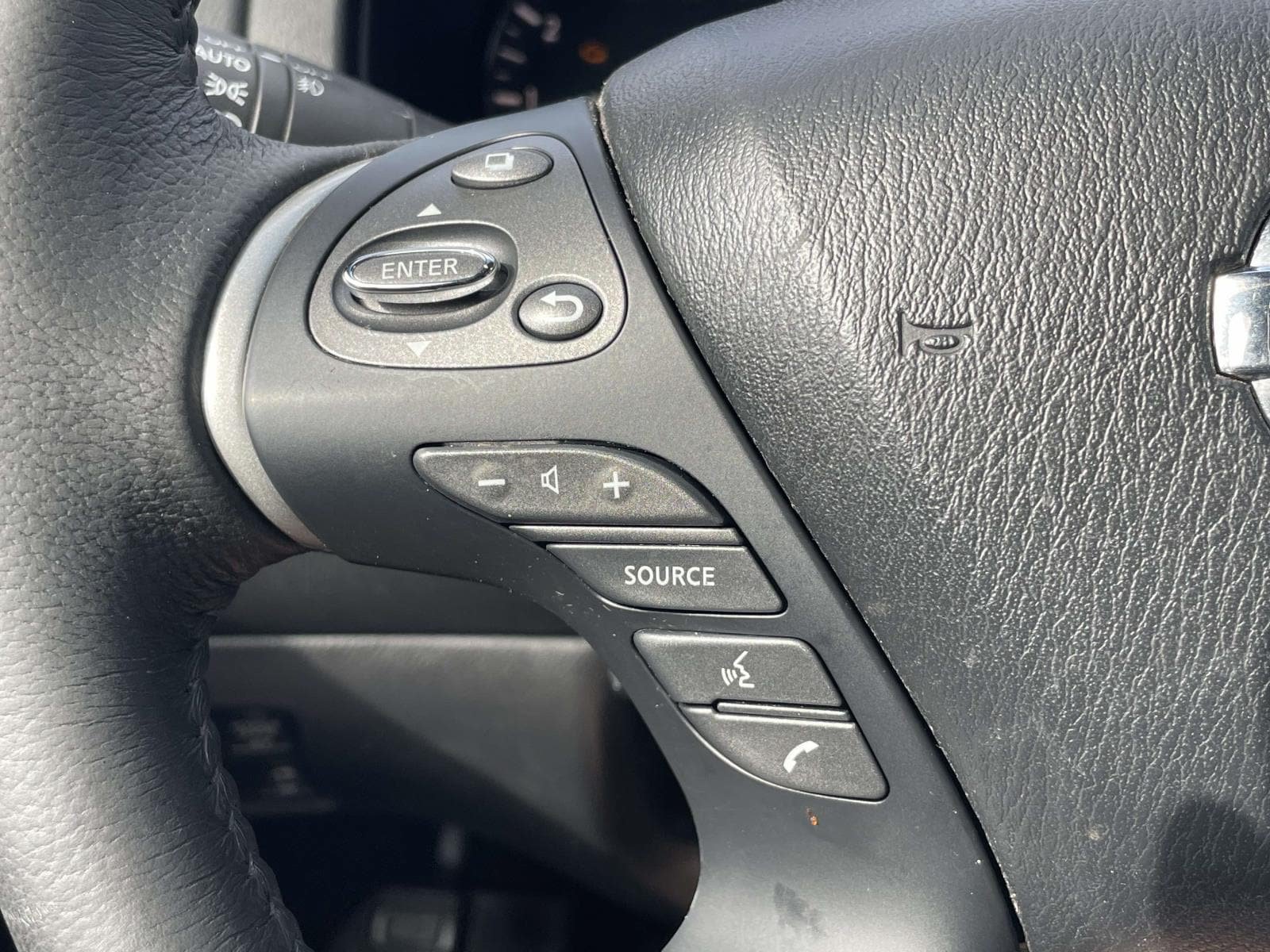 Used 2014 Nissan Pathfinder Platinum AWD/4WD image 23