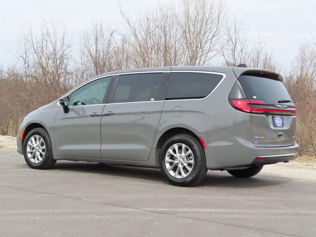 Certified 2025 Chrysler Pacifica Select image 22