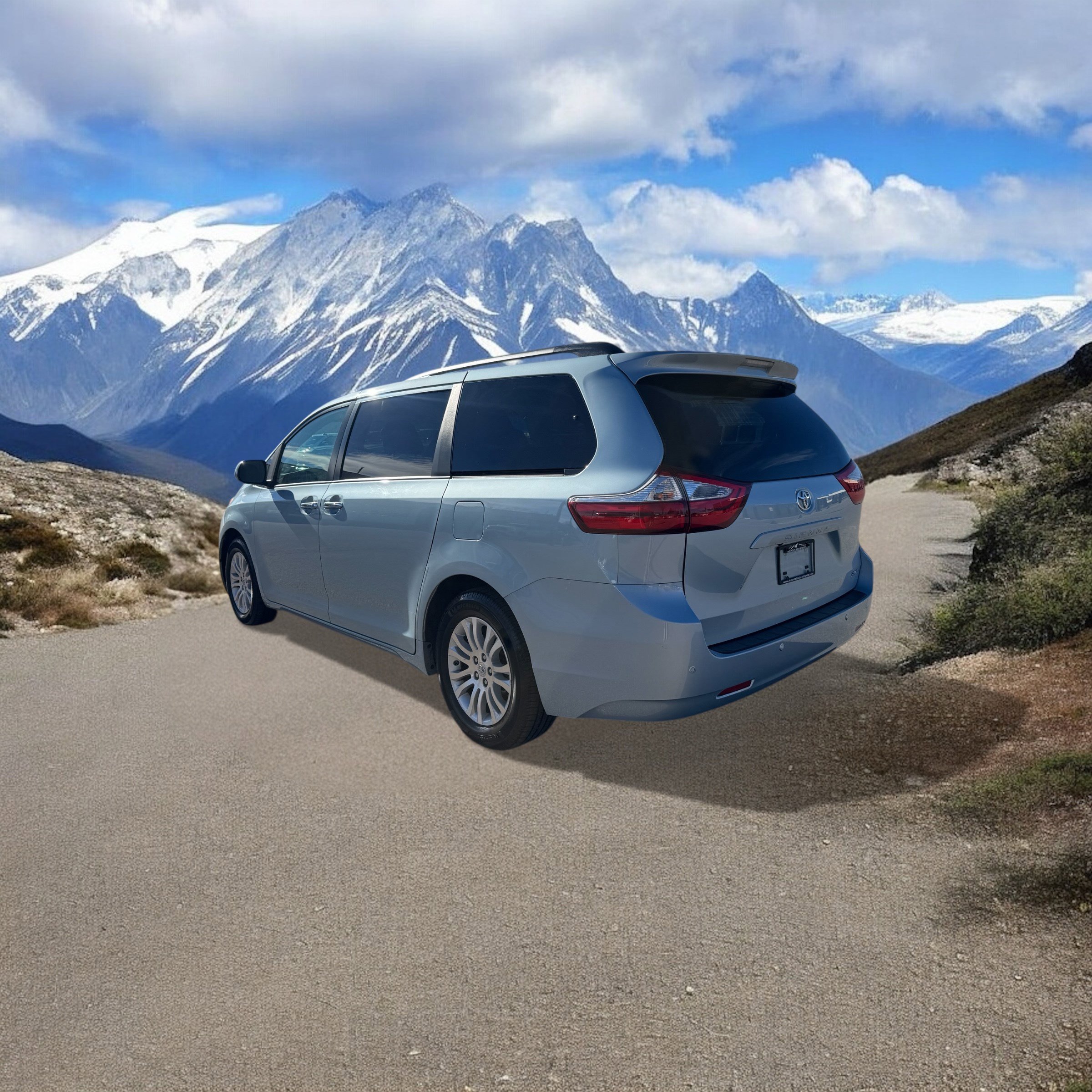 Used 2017 Toyota Sienna XLE image 3