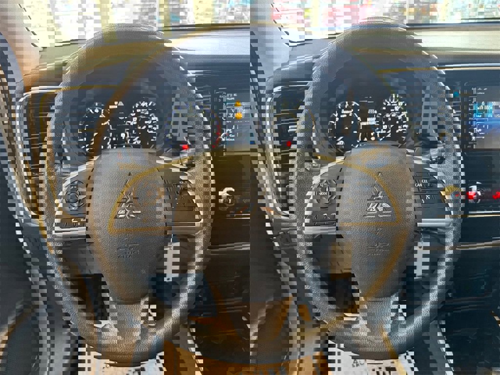 Used 2020 Mitsubishi Outlander ES image 28