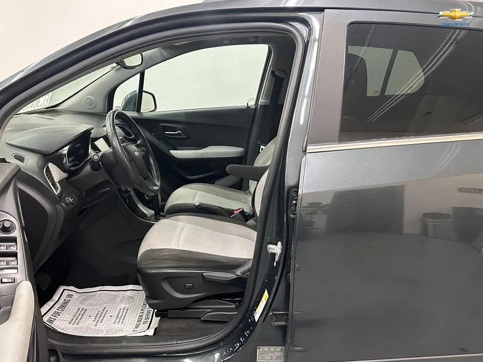 Used 2017 Chevrolet Trax LT w/ Driver Confidence Package FWD image 13