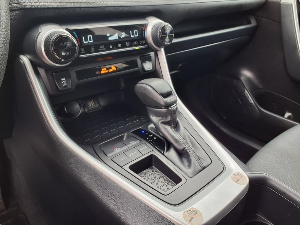 Used 2025 Toyota RAV4 XLE FWD image 10