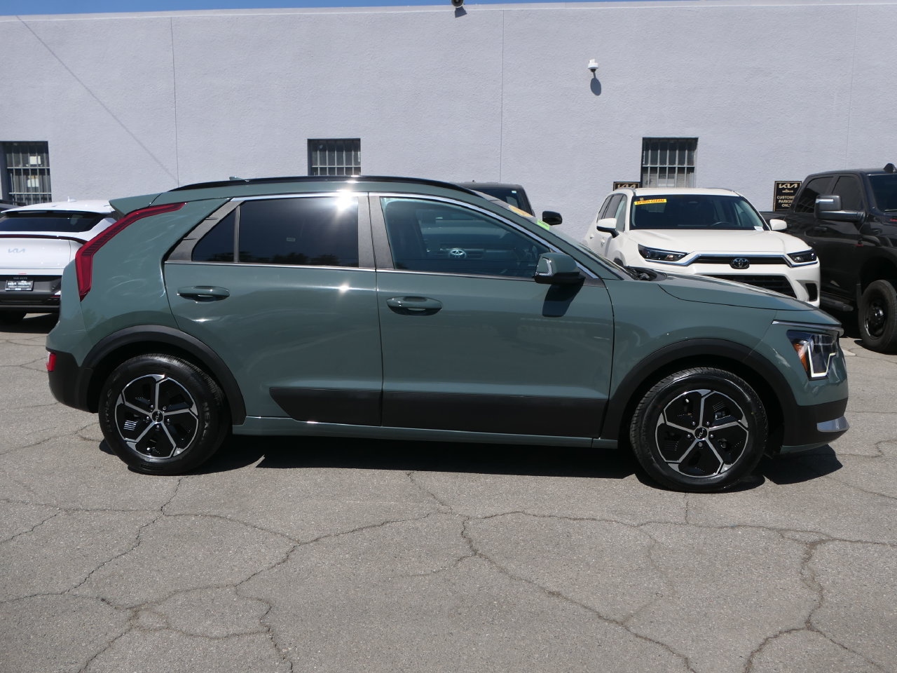 Used 2023 Kia Niro EX FWD image 2