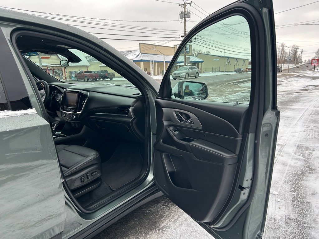 Used 2023 Chevrolet Traverse LT image 17