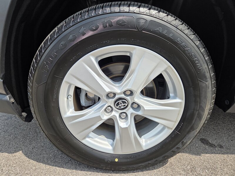 Used 2021 Toyota RAV4 LE AWD/4WD image 9