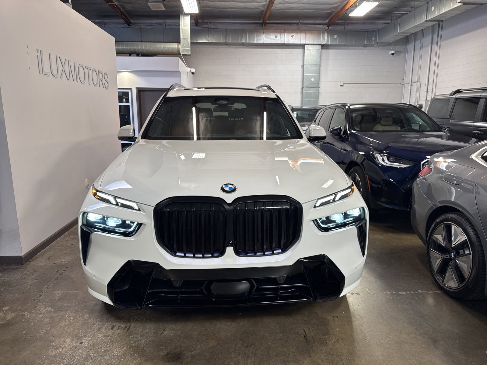 Used 2023 BMW X7 xDrive40i w/ M Sport Package image 2
