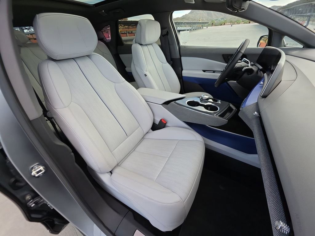 Used 2025 Cadillac Optiq Luxury 2 image 29