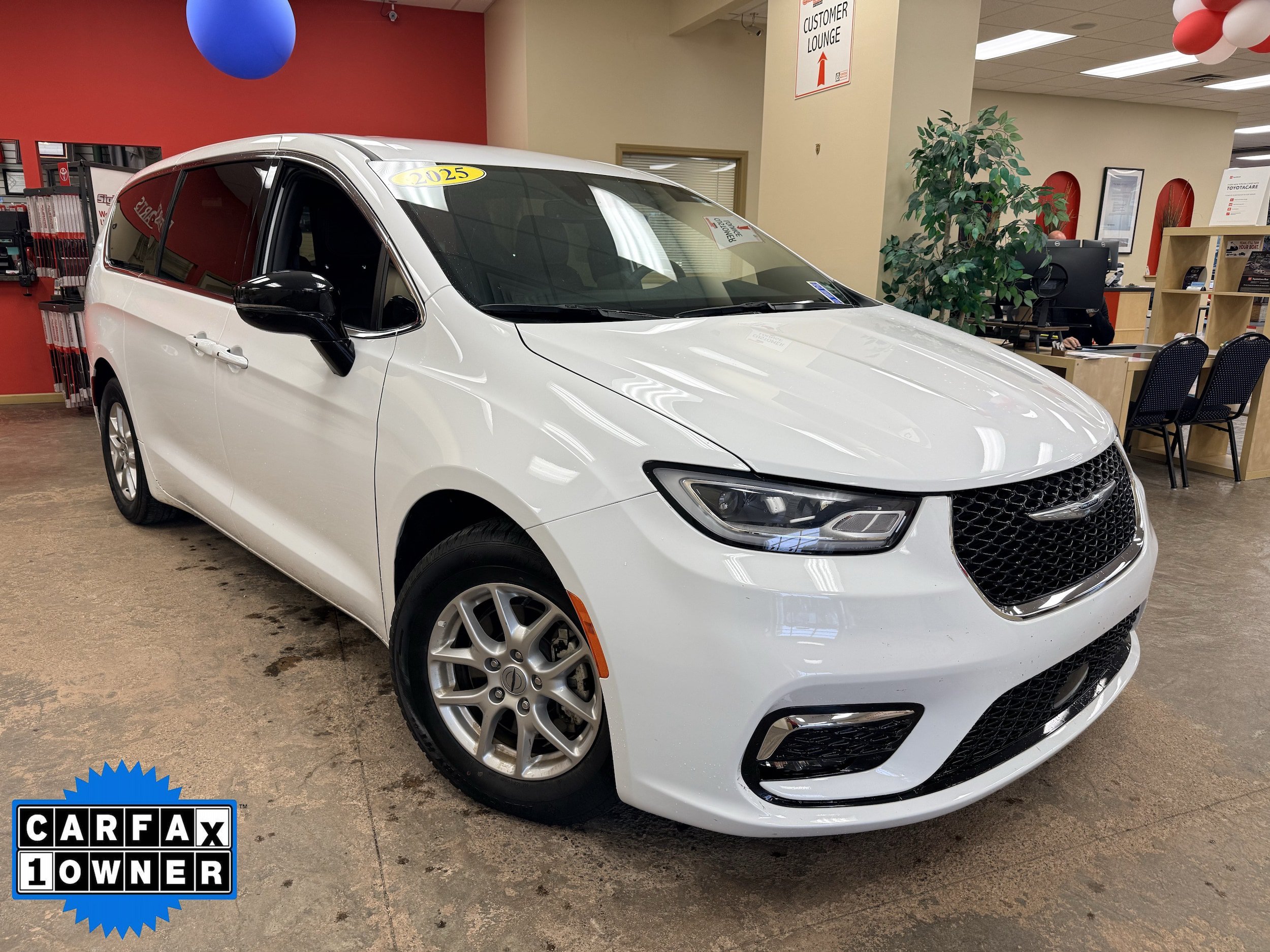 Used 2025 Chrysler Pacifica Select FWD image 1