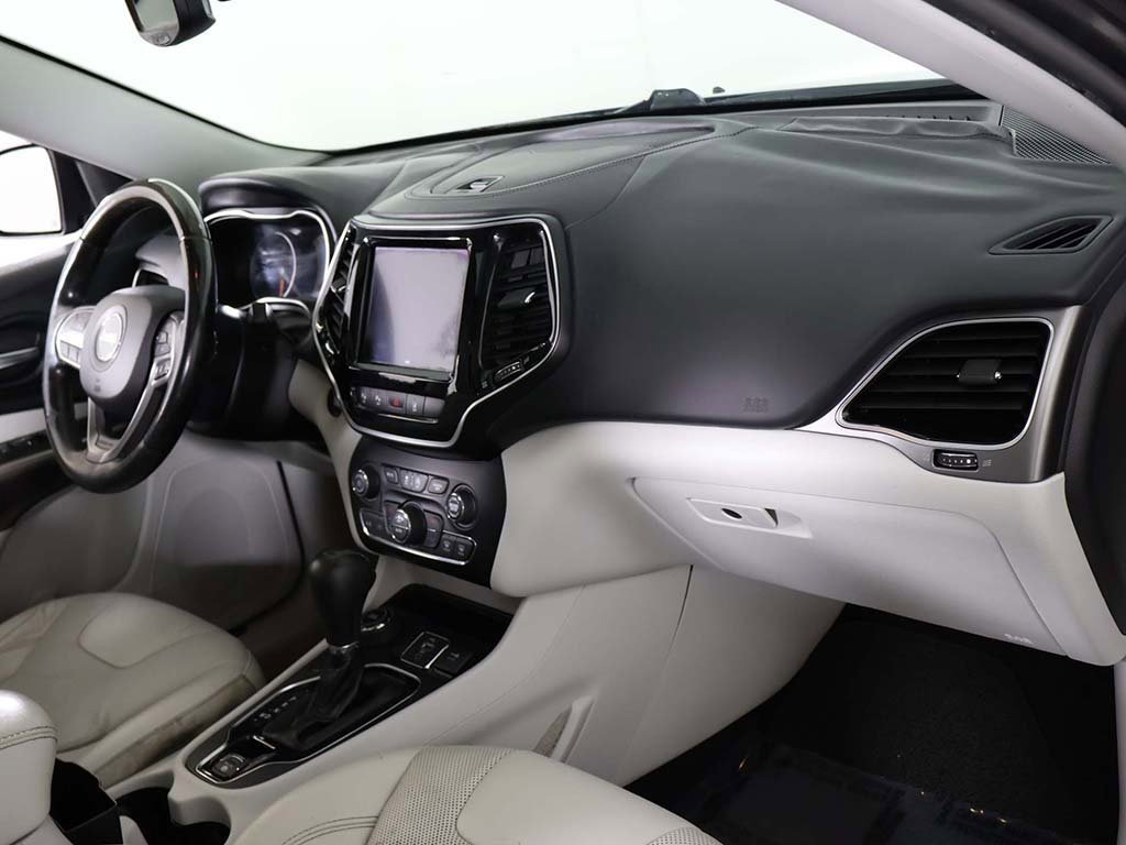 Used 2019 Jeep Cherokee Overland w/ Technology Group image 32