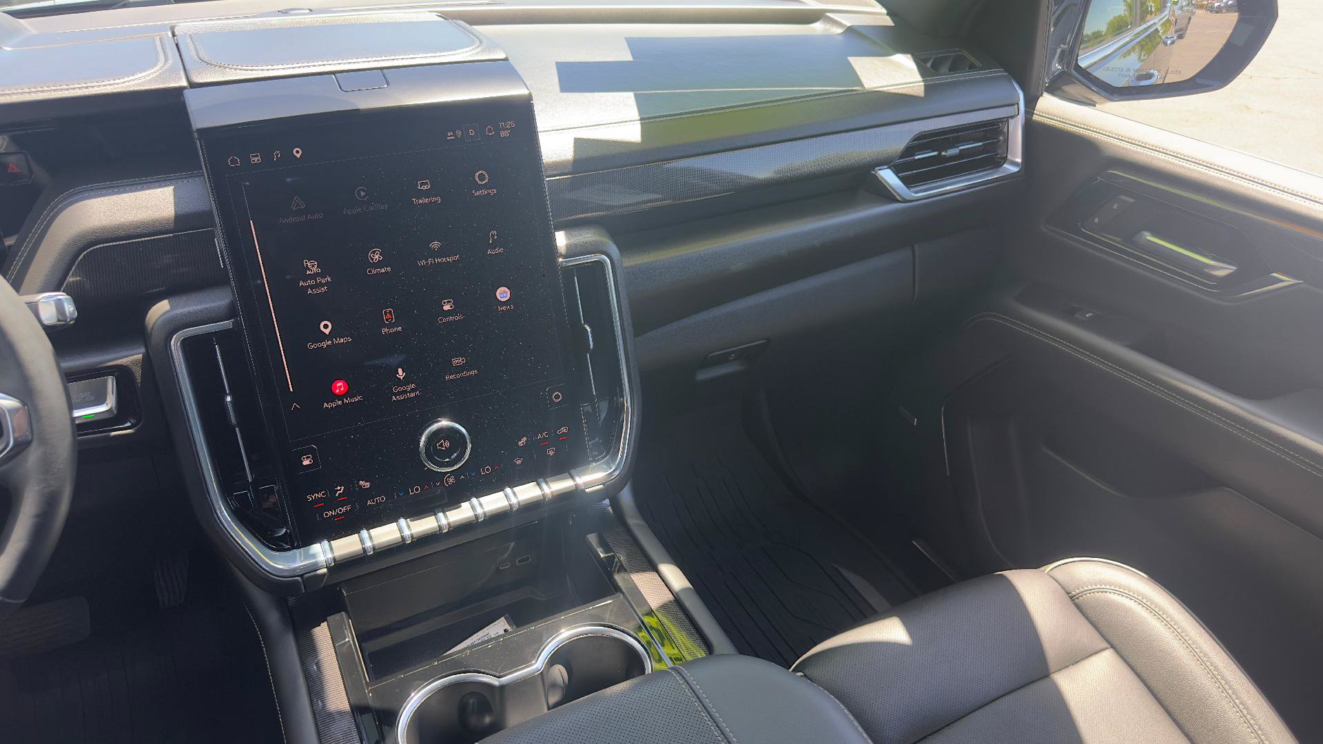 Used 2025 GMC Yukon Elevation AWD/4WD image 12
